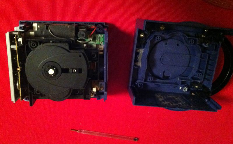 Fichier:Game Cube top removal.JPG