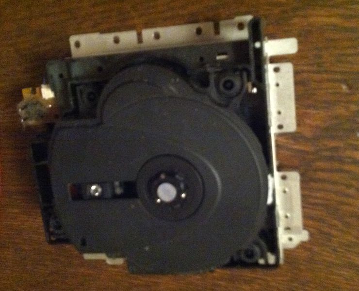 Fichier:Game Cube cd reader removal.JPG